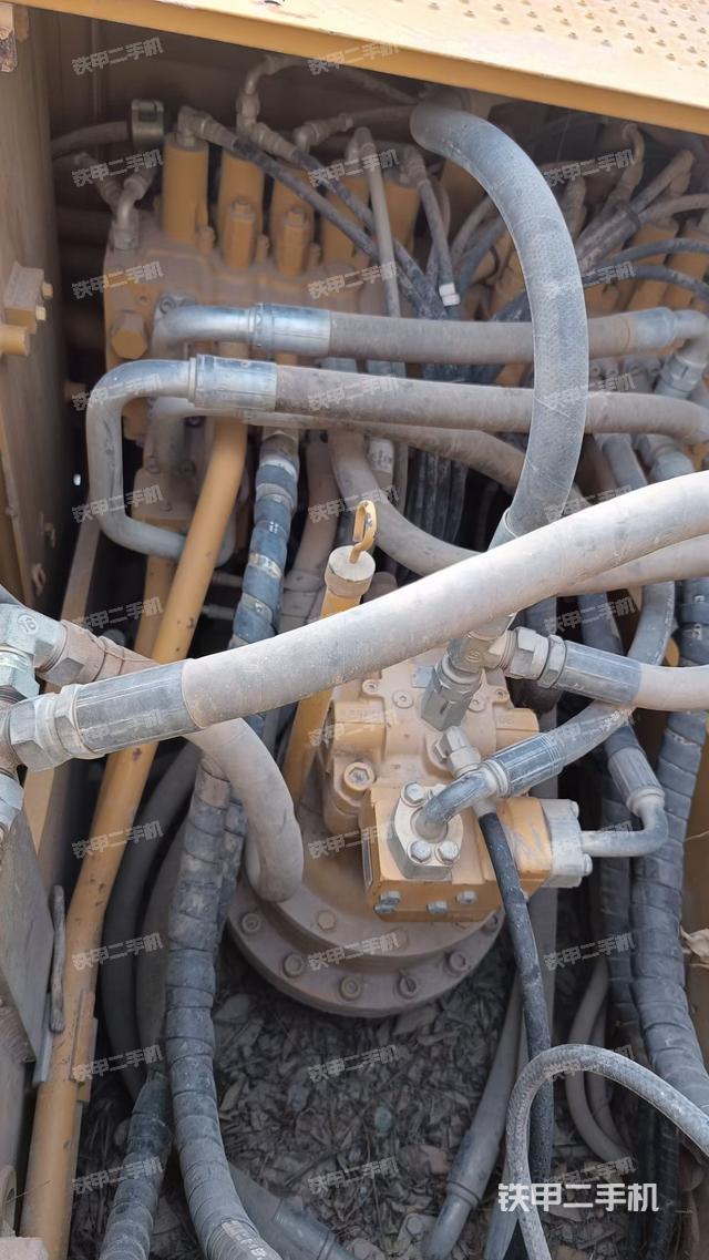 回转马达和主控阀（整机外观）