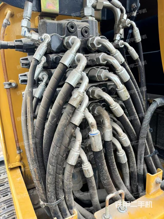 回转马达和主控阀（整机外观）