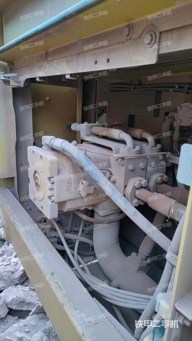 液压泵舱室正面整体（整机外观）