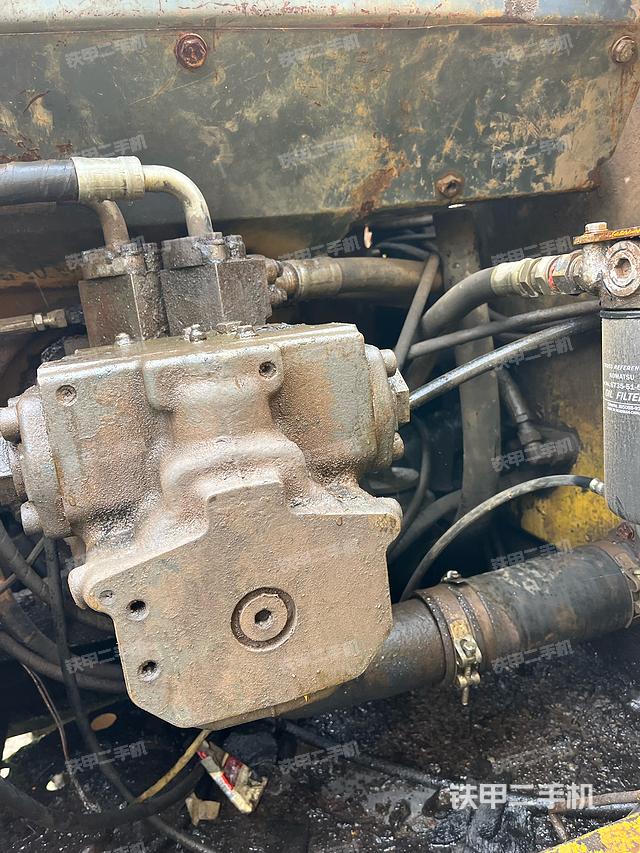 液压泵舱室正面整体（整机外观）