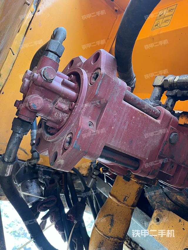 液压泵舱室正面整体（整机外观）