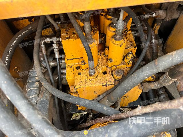 回转马达和主控阀（整机外观）