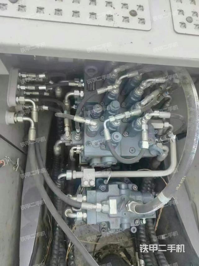 回转马达和主控阀（整机外观）