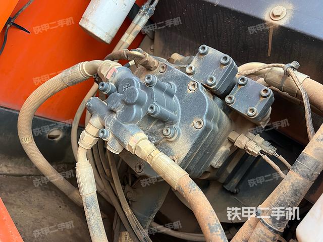 液压泵舱室正面整体（整机外观）