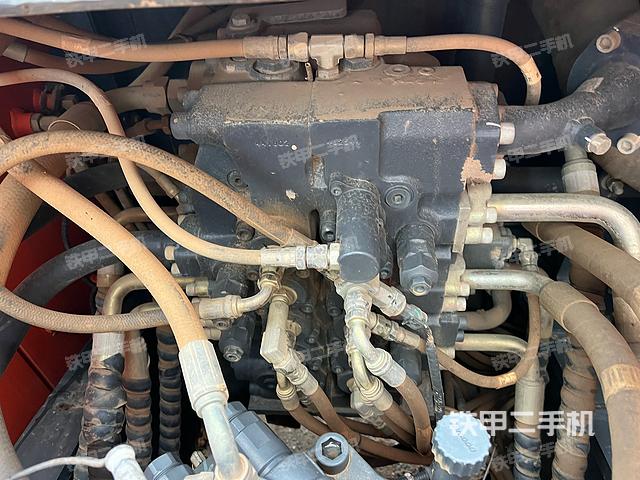 回转马达和主控阀（整机外观）