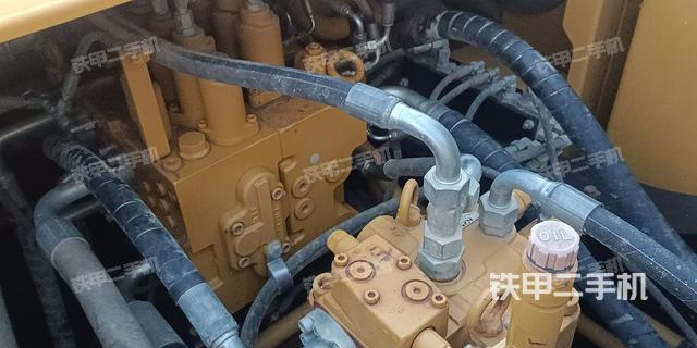 回转马达和主控阀（整机外观）