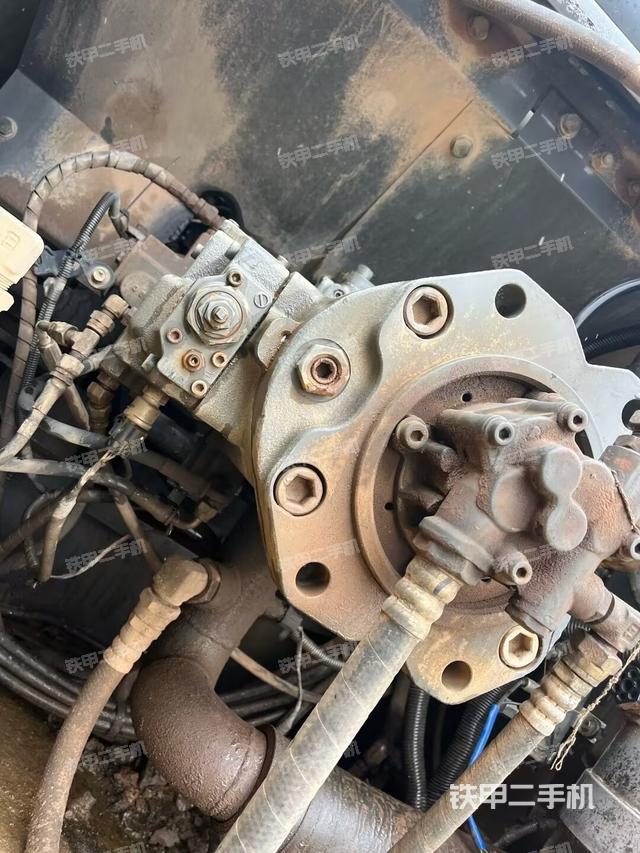 液压泵舱室正面整体（整机外观）