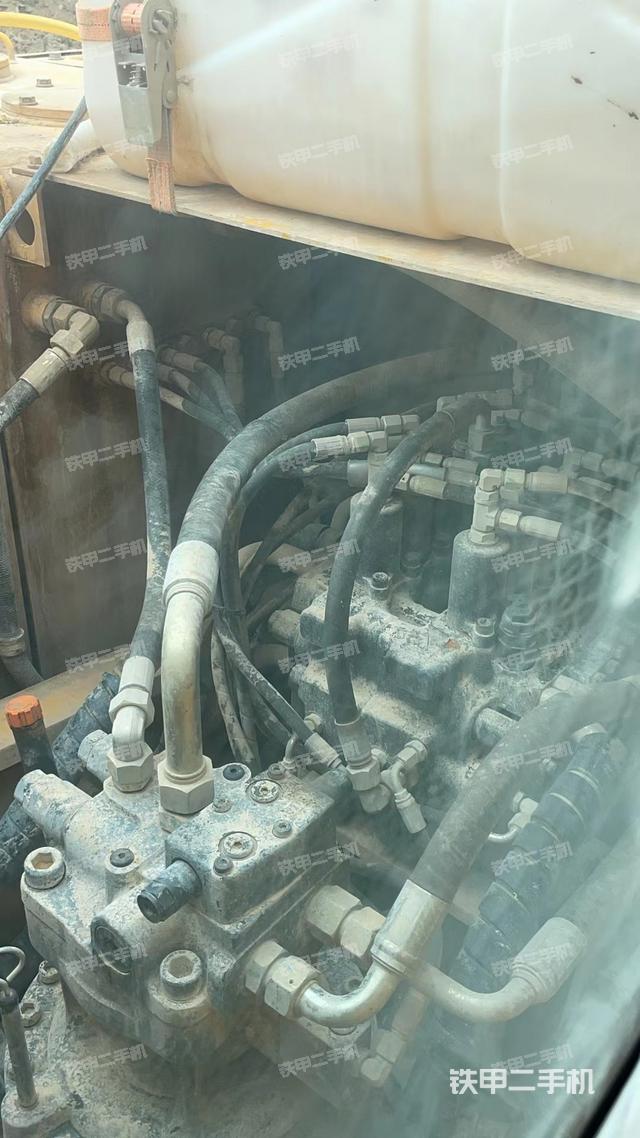 回转马达和主控阀（整机外观）