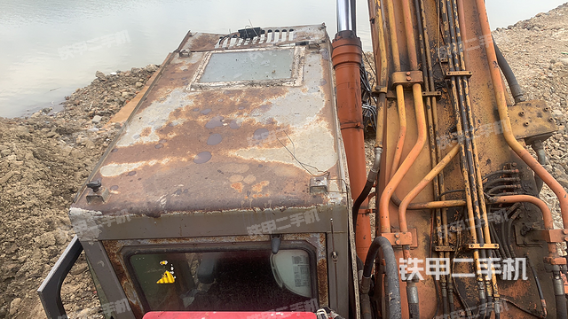 驾驶室顶部（整机外观）