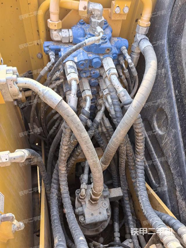 回转马达和主控阀（整机外观）