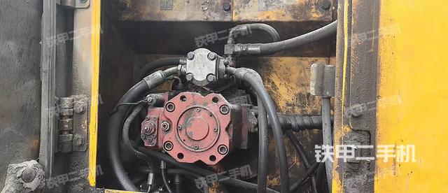 液压泵舱室正面整体（整机外观）