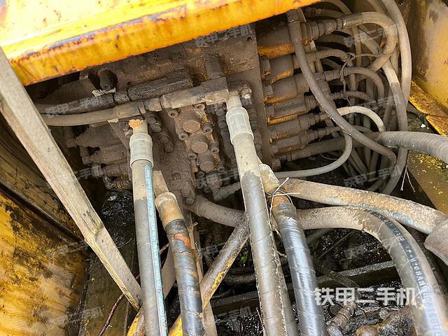 回转马达和主控阀（整机外观）