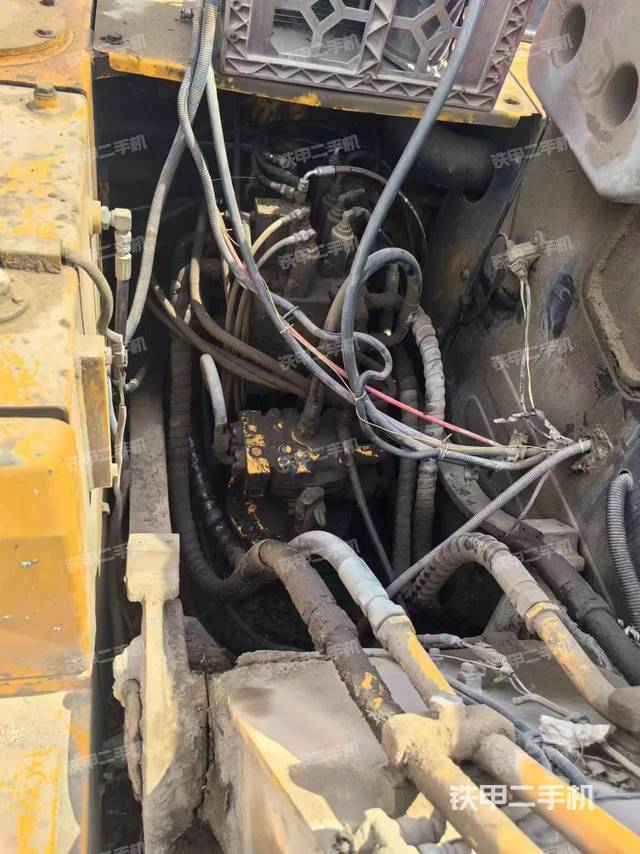 回转马达和主控阀（整机外观）