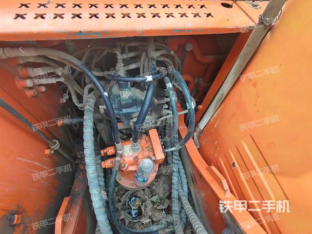 回转马达和主控阀（整机外观）