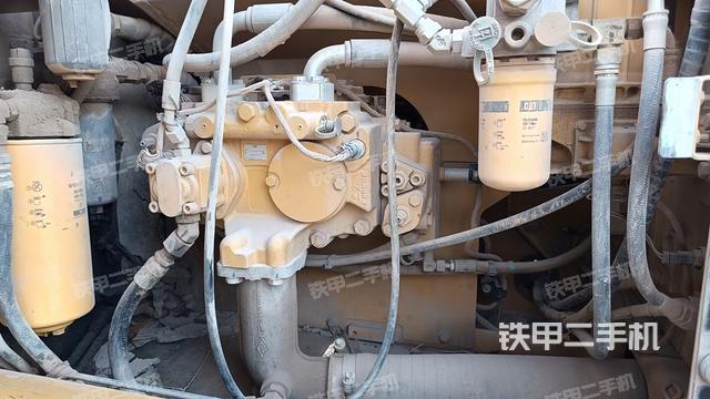 液压泵舱室正面整体（整机外观）