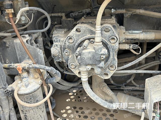 液压泵舱室正面整体（整机外观）