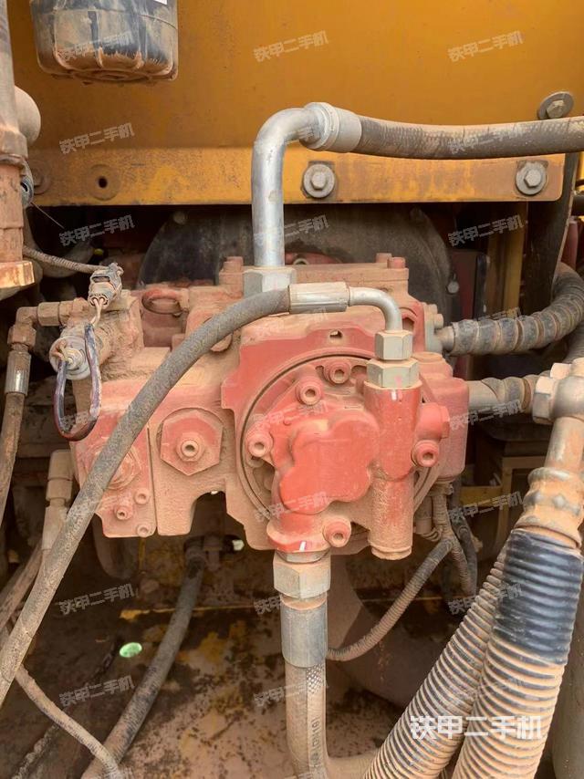 液压泵舱室正面整体（整机外观）