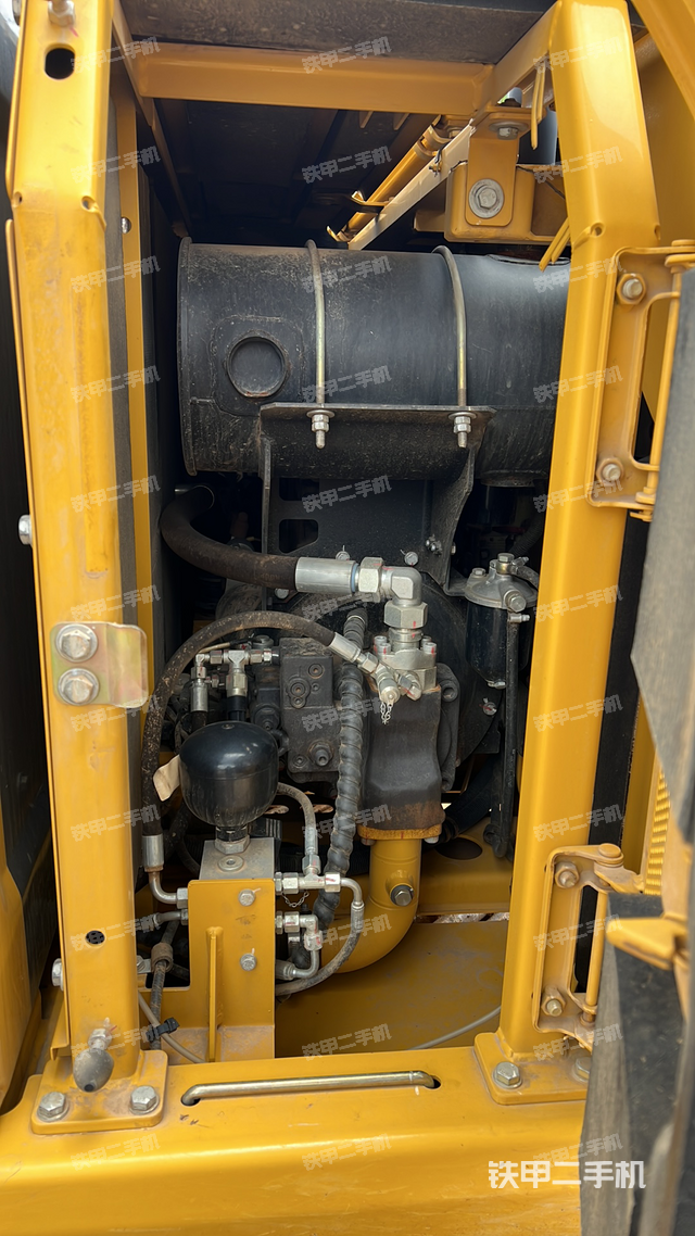 液压泵舱室正面整体（整机外观）