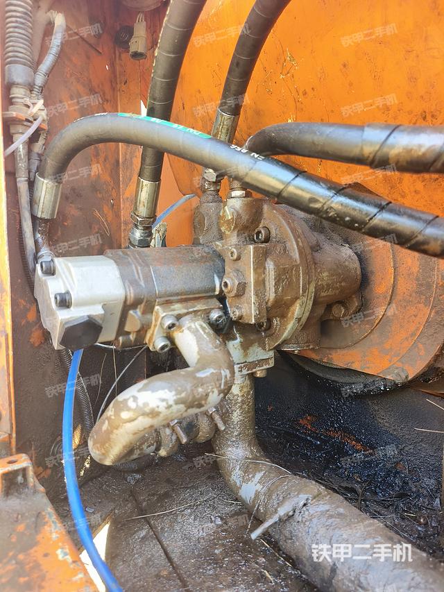 液压泵舱室正面整体（整机外观）