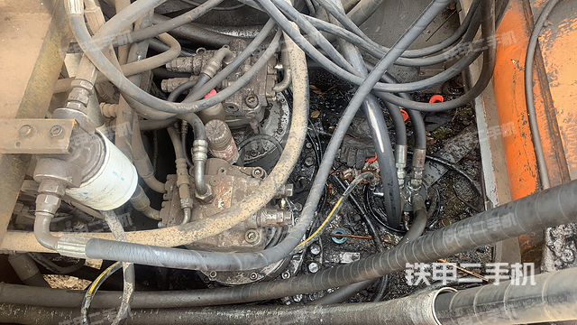 回转马达和主控阀（整机外观）