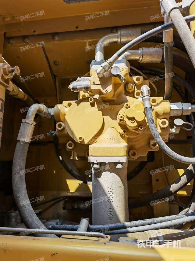 液压泵舱室正面整体（整机外观）