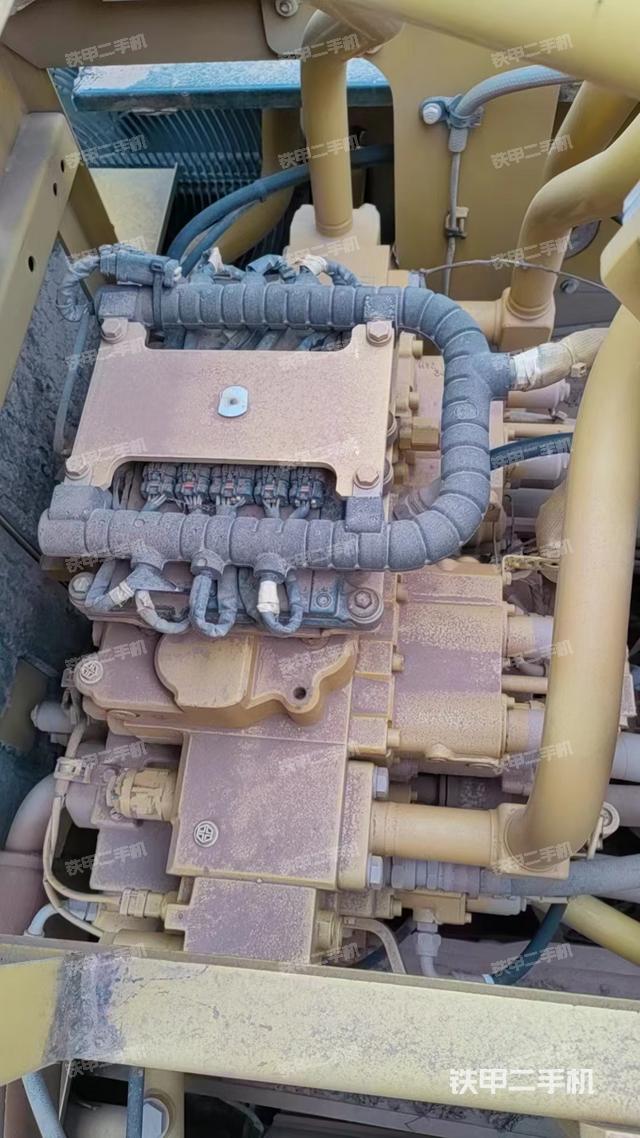 回转马达和主控阀（整机外观）