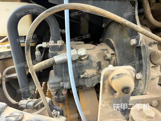 液压泵舱室正面整体（整机外观）