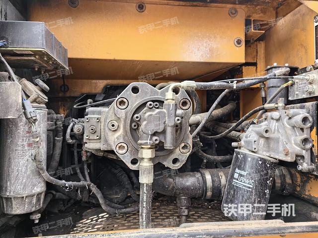 液压泵舱室正面整体（整机外观）