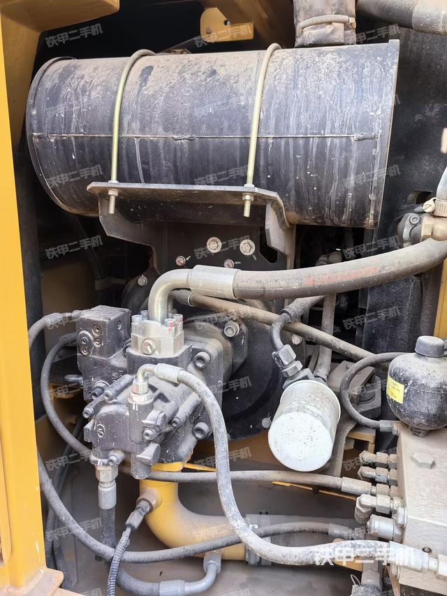 液压泵舱室正面整体（整机外观）