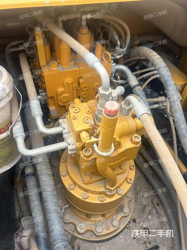 回转马达和主控阀（整机外观）