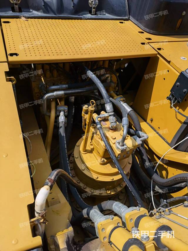 回转马达和主控阀（整机外观）