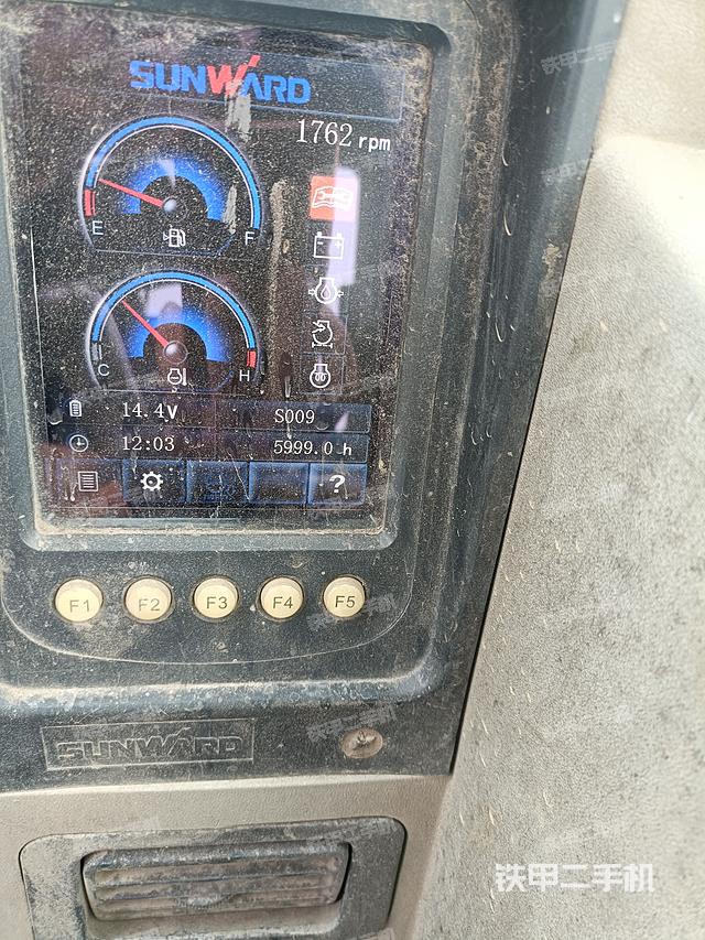 驾驶室顶部（整机外观）