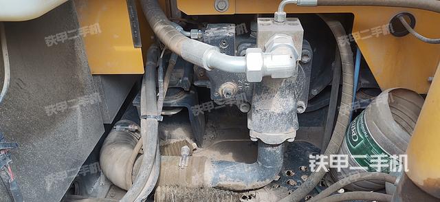 液压泵舱室正面整体（整机外观）