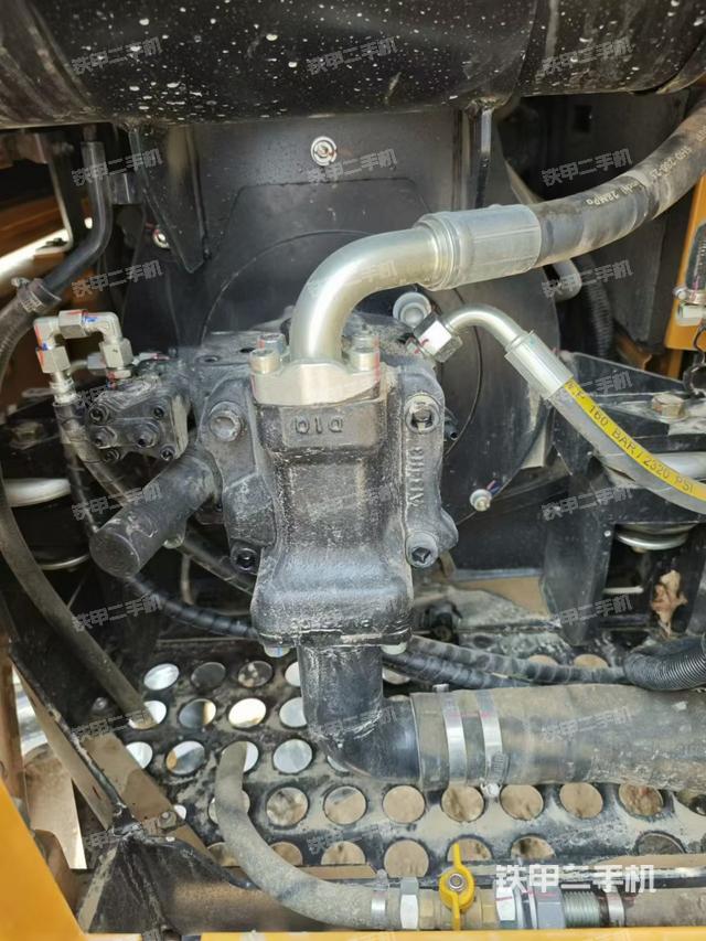 液压泵舱室正面整体（整机外观）