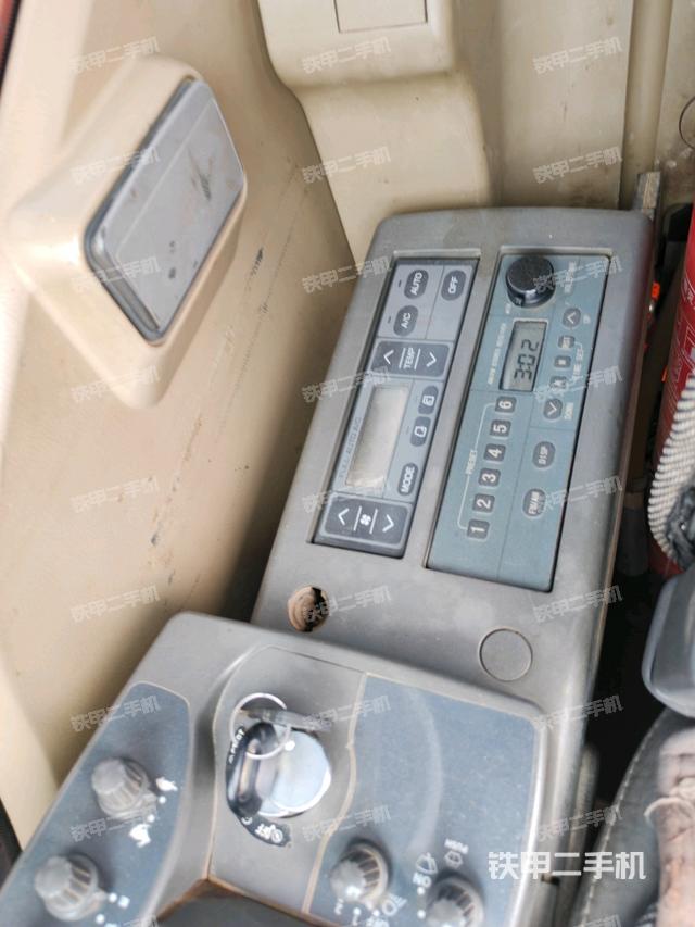 座椅右側(cè)控制臺(tái)/鑰匙門(mén)/油門(mén)/含右手柄（駕駛室部分）