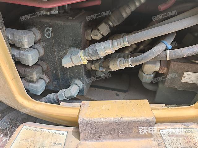 液压泵舱室正面整体（整机外观）