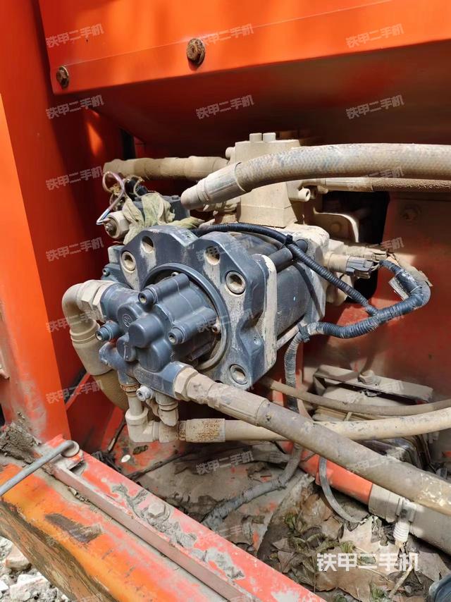 液压泵舱室正面整体（整机外观）