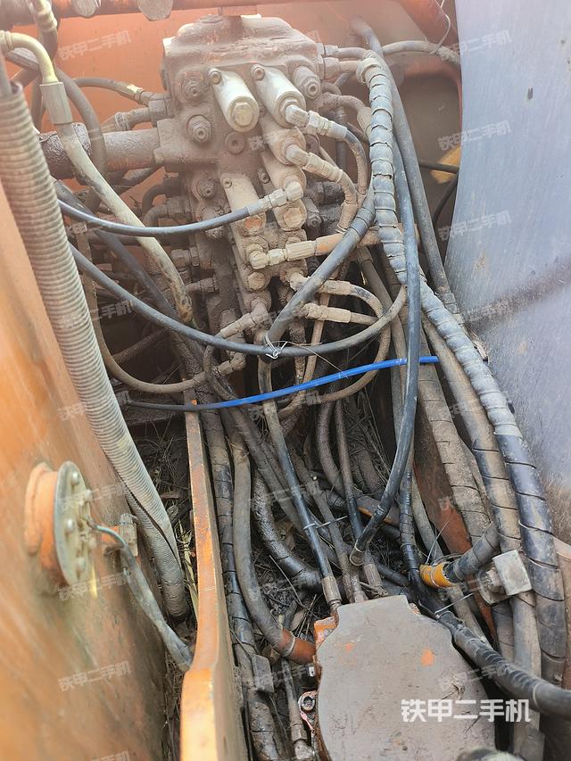 回转马达和主控阀（整机外观）