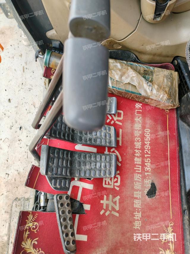 行走控制手柄和踏板?俯拍（駕駛室部分）