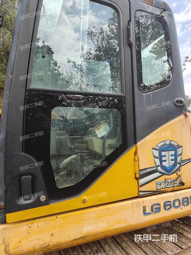 驾驶室顶部（整机外观）