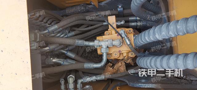 回转马达和主控阀（整机外观）