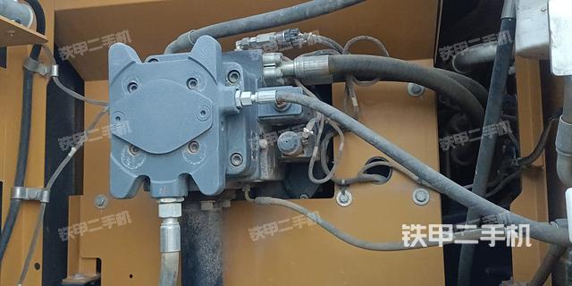 液压泵舱室正面整体（整机外观）