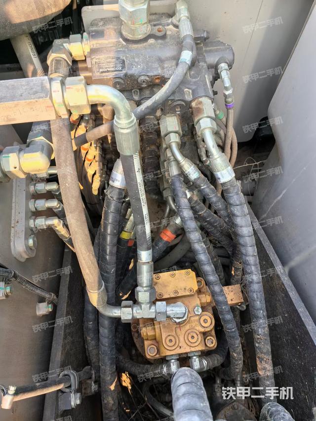 回转马达和主控阀（整机外观）