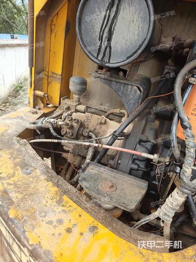 液压泵舱室正面整体（整机外观）