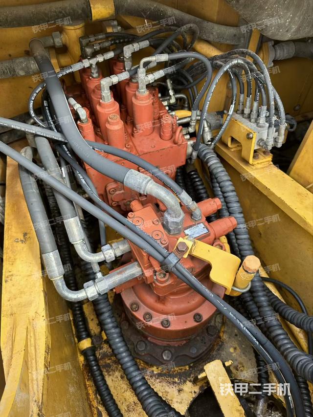 回转马达和主控阀（整机外观）