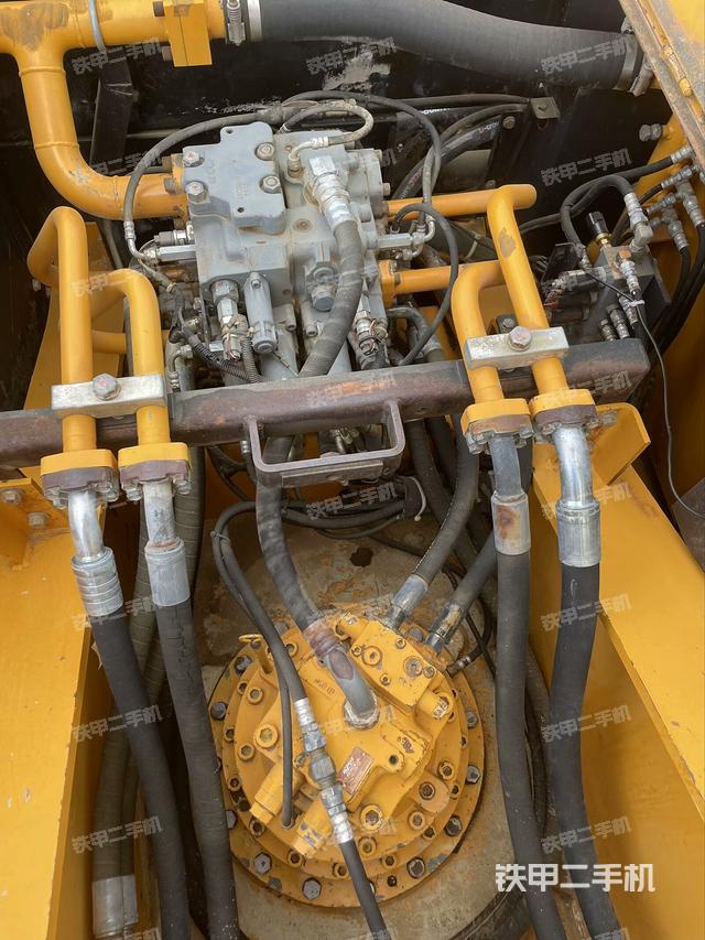 回转马达和主控阀（整机外观）