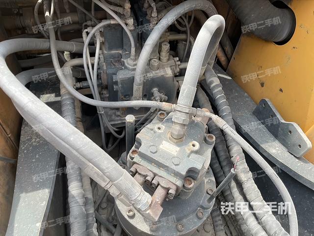 回转马达和主控阀（整机外观）