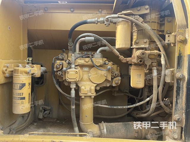 液压泵舱室正面整体（整机外观）