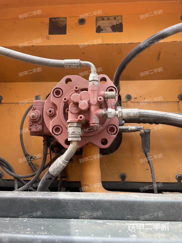 液压泵舱室正面整体（整机外观）