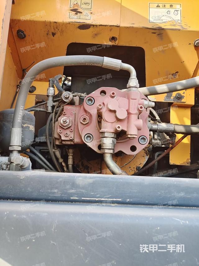 液压泵舱室正面整体（整机外观）